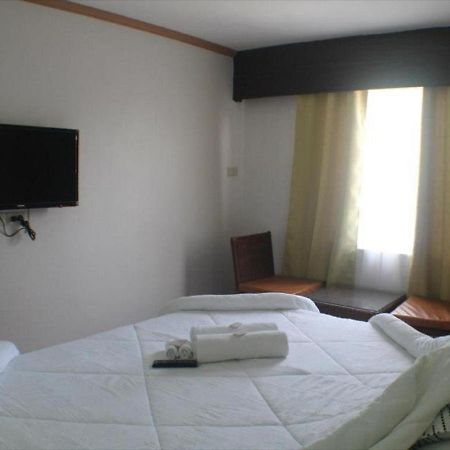 Oyo 621 De Loro Inn Puerto Princesa Екстериор снимка